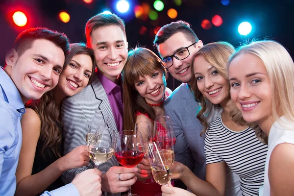 Happy Group Young Friends Touching Glasses Each Other — Stock Photo, Image