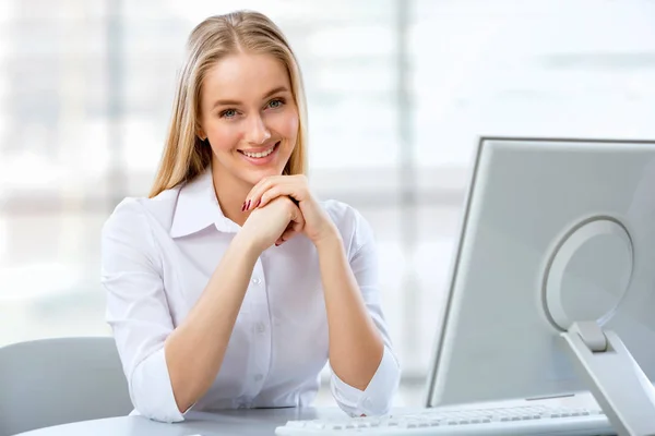コンピュータを使用しているビジネス女性 — ストック写真