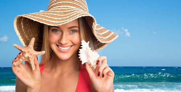 Young woman with sea shells — Stock Photo, Image