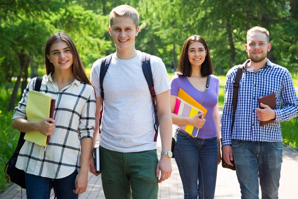 Grupo Estudiantes Con Cuaderno Aire Libre — Foto de Stock