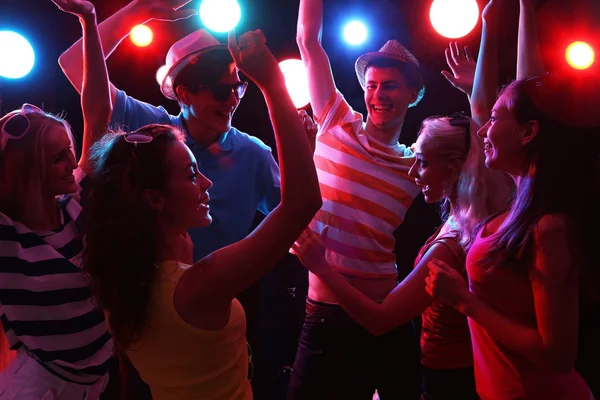 Jóvenes Divirtiéndose Bailando Fiesta — Foto de Stock