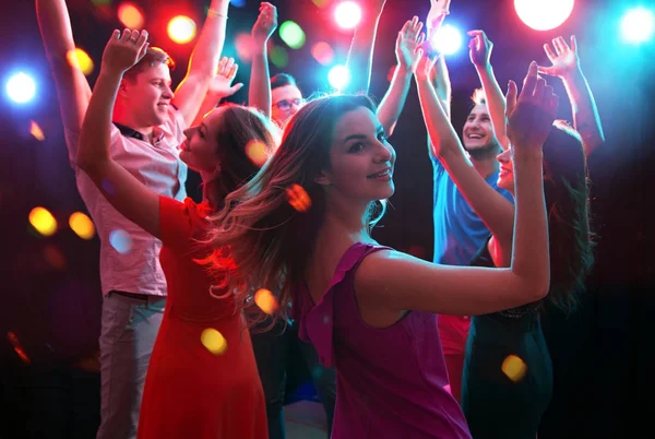 Junge Leute haben Spaß beim Tanzen — Stockfoto