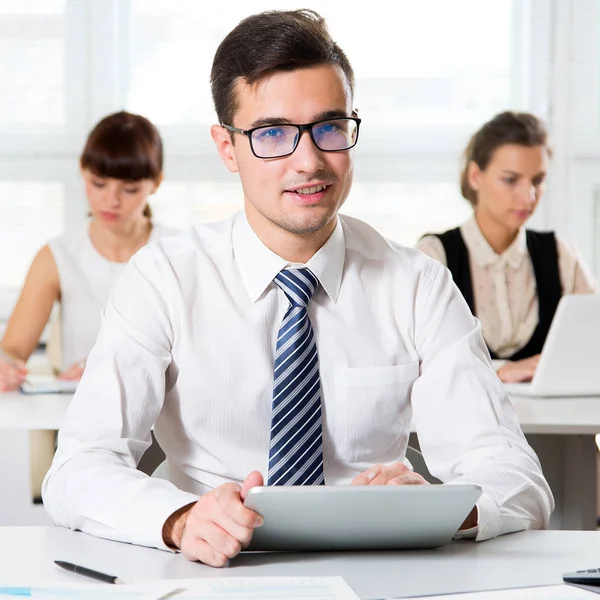 Empresário Trabalhando Com Computador Tablet Escritório — Fotografia de Stock