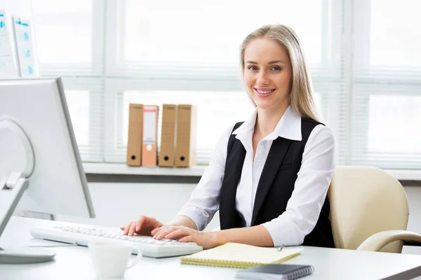 Joven mujer de negocios usando computadora — Foto de Stock