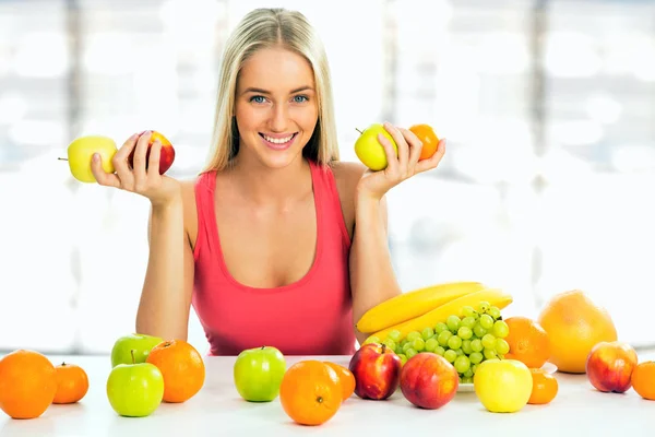 Jolie femme souriante aux fruits — Photo