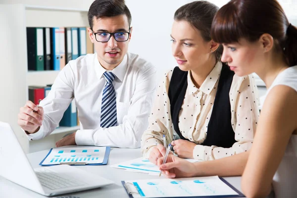 iş adamları modern ofis toplantısı