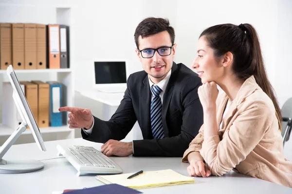 Mensen uit het bedrijfsleven werken met computer — Stockfoto