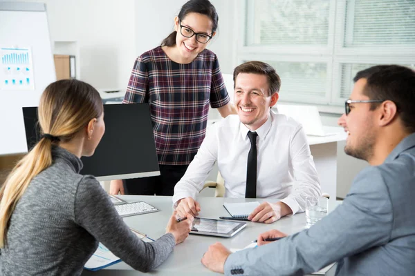 Gruppo Uomini Affari Una Riunione Ufficio — Foto Stock