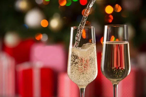 Copos de vinho e presentes de Natal — Fotografia de Stock