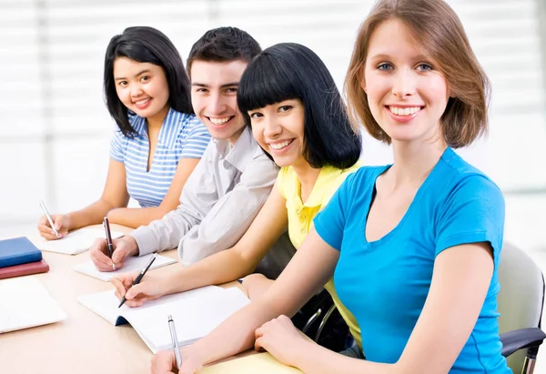 Jovens Estudantes Estudando Juntos Uma Sala Aula — Fotografia de Stock