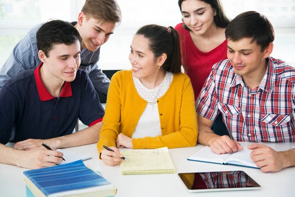 Groep Van Jonge Studenten Samen Studeren — Stockfoto