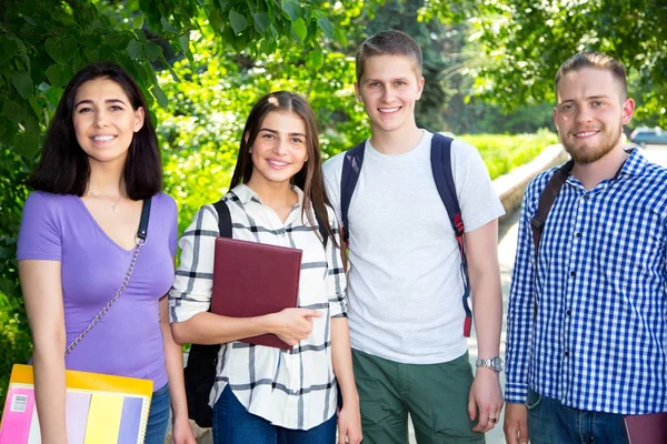 Groupe Étudiants Avec Ordinateur Portable Plein Air — Photo