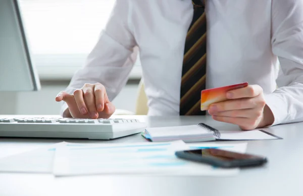 Biznesmen posiadania karty kredytowej i za pomocą laptopa. — Zdjęcie stockowe