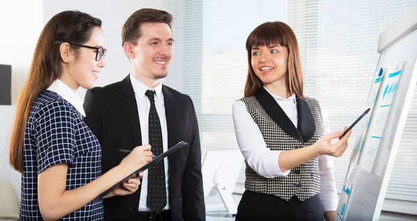 Businesspeople  discussing a new project — Stock Photo, Image