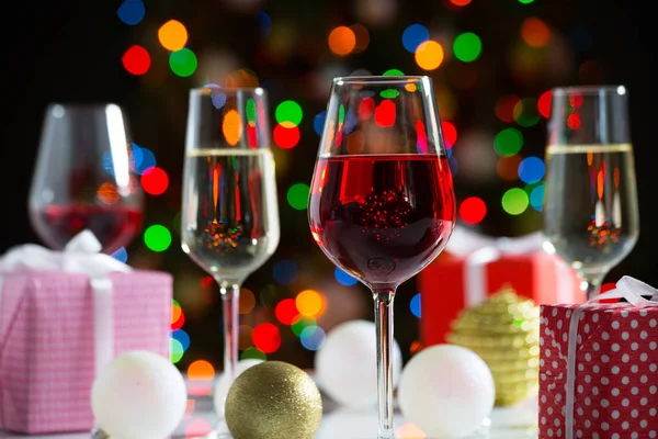 Gläser Wein und Weihnachtsgeschenke — Stockfoto