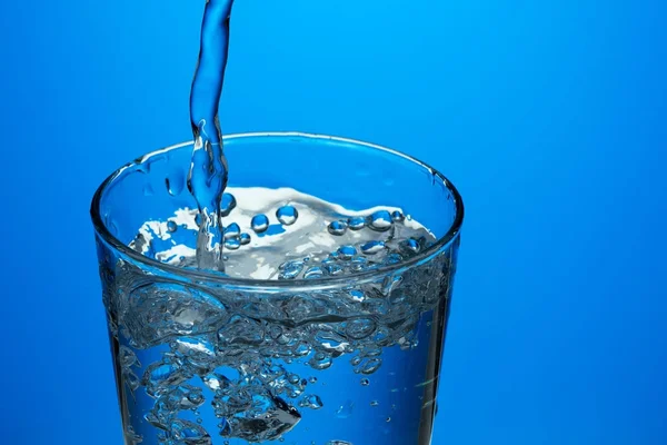 Agua azul en un vaso — Foto de Stock