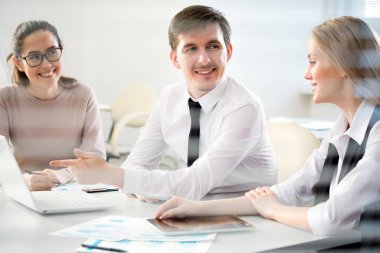 iş insanları tartışarak yeni proje  