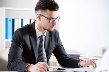 İşadamı dizüstü bilgisayarla çalışıyor