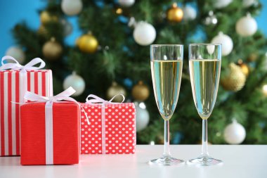Şampanya ve Noel hediyeleri