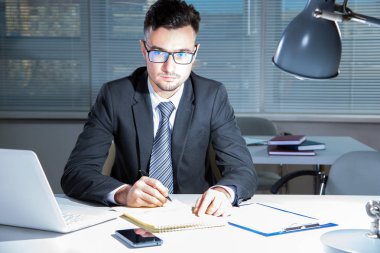 bir büroda çalışan iş adamı