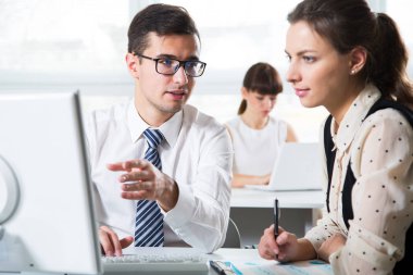 Ofiste bilgisayarla çalışan iş adamları