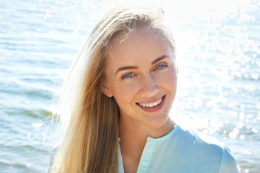 Sahilde güzel bir kadın