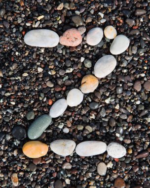 siyah kum üzerine koydu alfabesi