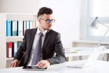 bir büroda çalışan iş adamı