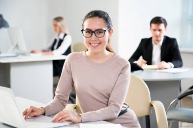 Ofisteki iş kadını.