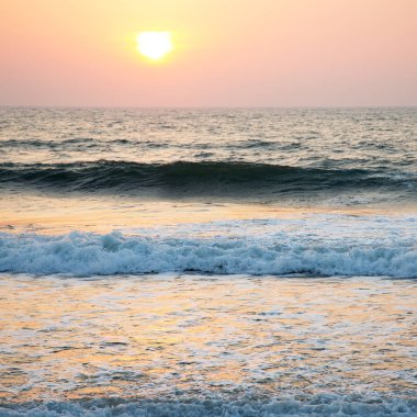 Denizde güzel bir gün batımı 