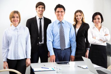 Modern ofis meslektaşları ile genç işadamı