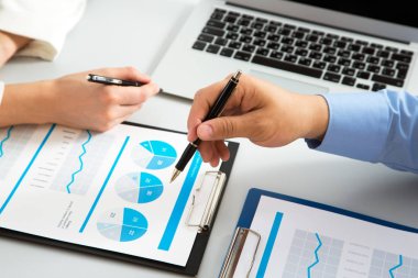 bir finansal plan iş toplantısında açıklayan işadamı Close-Up