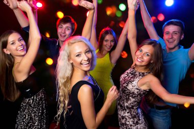 Gençler partide dans ederken eğleniyor..