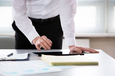 bir büroda çalışan iş adamı