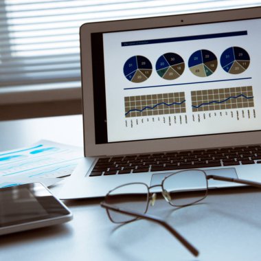 Dizüstü ve tablet tablo üzerinde