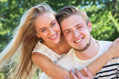 mutlu çift yaz parkta