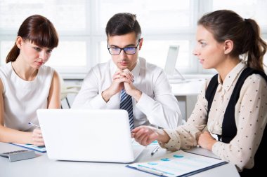 Modern ofiste yeni proje üzerinde çalışan iş adamları