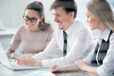 yeni bir proje tartışırken iş adamları  