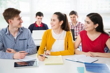 Grup genç öğrencilerle birlikte eğitim.