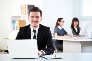 bir büroda çalışan iş adamı