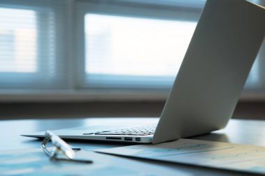 Masadaki gümüş dizüstü bilgisayar