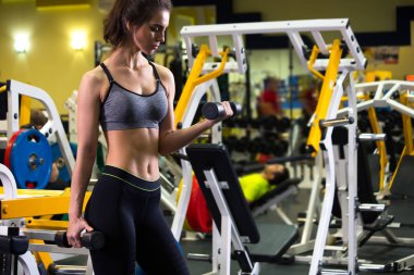 kadın dumbbells ile egzersiz yaparak