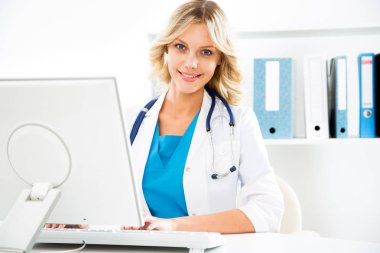 bilgisayar ile kadın doktor