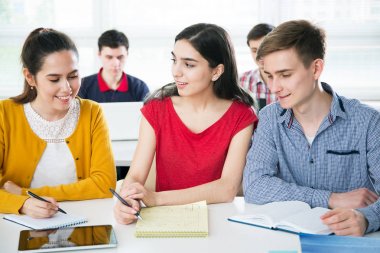 Grup genç öğrencilerle birlikte eğitim.