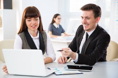 Genç İşadamları laptop ile çalışma  