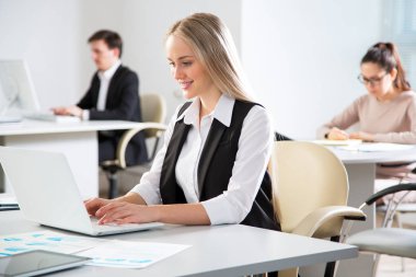 bir büroda çalışan iş kadını