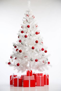 Hediye kutularıyla Noel ağacı