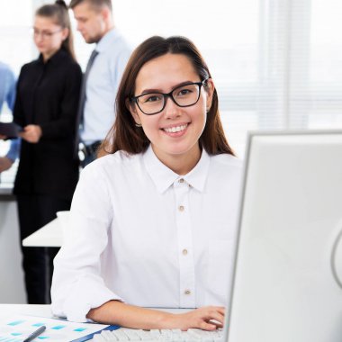 İş kadını bir ofiste bilgisayar ile çalışma