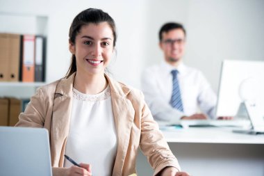 Ofisteki iş kadını.