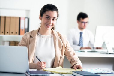 Bilgisayarı kullanan genç iş kadını